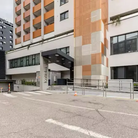 New With Free Parking In A Garage Apartment Pressburg