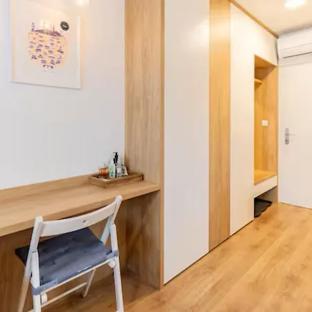 New With Free Parking In A Garage 아파트